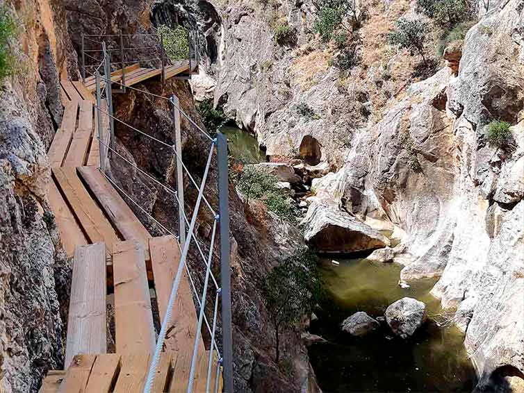 vista-de-las-pasarelas-entre-rocas